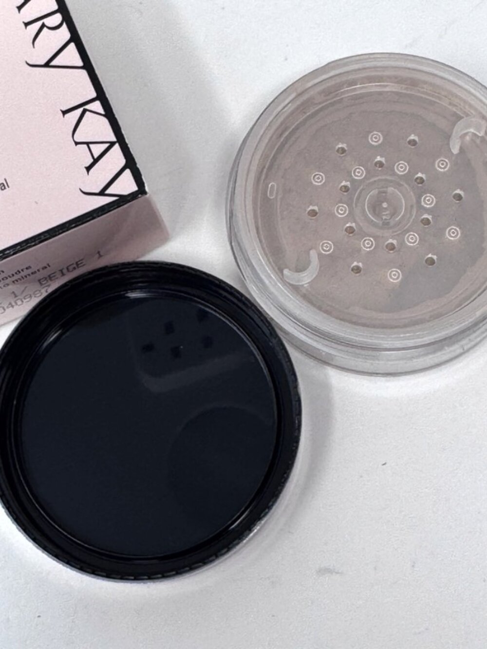 Mary Kay Mineral Powder Foundation BEIGE 1  NEW old Stock - Picture 2 of 3